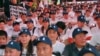 6月4日晚间在纽约参加烛光守望的民众，前排右一为胡平，二排右一为魏京生