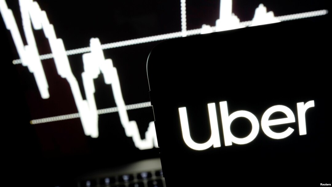 El logo de Uber visto en la pantalla de un teléfono inteligente, cuando la compañía de transporte se prepara para hacer su debut en Wall Street.
