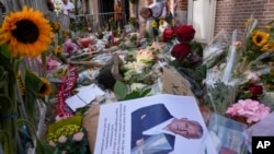 Niderlandiya poytaxti Amsterdamda otib ketilgan jurnalist Piter R. de Vries xotirasi uchun qo'yilgan gullar, 2021-yil, 8-iyul.