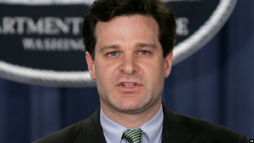 Wray fungió como asistente al fiscal general de 2003 a 2005 y fue miembro de la fuerza de tarea sobre fraude corporativo del presidente George W. Bush.