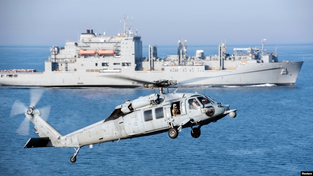 一架MH-60S海鷹直升機準備在航空母艦杜魯門的飛行甲板上降落。