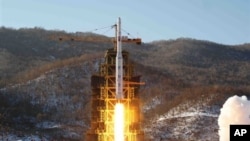 12일 북한의 은하3호 장거리 로켓 발사장면.