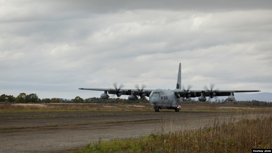 美國海軍陸戰隊搭乘運輸機抵達日本航空自衛隊基地，為“利劍25”演習做準備。 (2024年10月18日)
