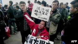 抗议者2013年1月8日在广州市《南方周末》大楼外呼吁新闻自由，支持该报记者