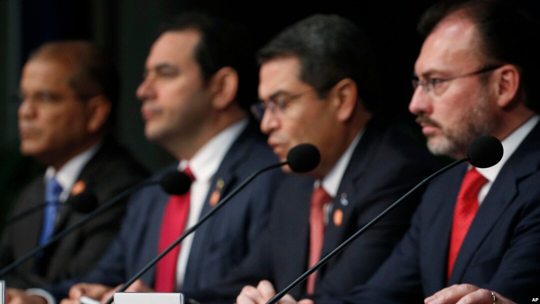 De izquierda a derecha: vicepresidente de El Salvador, Oscar Ortiz, presidente guatemalteco Jimmy Morales, presidente de Honduras Juan Orlando Hernandez y secretario de Relaciones Exteriores de México, Luis Videgaray, en la Conferencia sobre Prosperidad y Seguridad en Centroamérica, el 15 de junio de 2017, en Miami. (Foto AP / Wilfredo Lee). La segunda Conferencia sobre Prosperidad y Seguridad en Centroamérica se realiza en Washington el 11 y 12 de octubre de 2018.