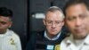 El exministro de Gobernación, Napoleón Barrientos, es escoltado por la policía mientras espera su audiencia en la corte de la Ciudad de Guatemala, el jueves 11 de enero de 2024. Barrientos fue arrestado el jueves por supuestamente no cumplir con sus deberes.