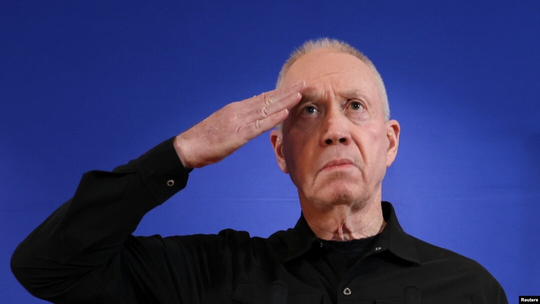 El exministro de Defensa israelí Yoav Gallant saluda como muestra de respeto a las fuerzas de seguridad de Israel al final de una conferencia de prensa y ser despedido por el primer ministro israelí Benjamin Netanyahu, en Tel Aviv, Israel, el 5 de noviembre de 2024. 