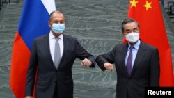 俄罗斯外长拉夫罗夫与中国外长在广西桂林举行会晤。（2021年3月22日）