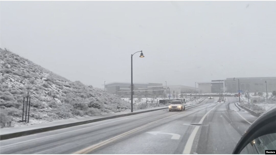 Vehículos transitan entre la nieve en las autopistas de Castaic, en el condado de Los Ángeles, el 25 de febrero de 2023.