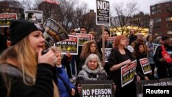 Activistas y beneficiados del DACA se manifiestan contra las políticas inmigratorias de la administración Trump en Manhattan, Nueva York, el 1 de marzo.