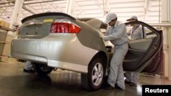 中国汽车工人在天津厂房组装新的丰田汽车