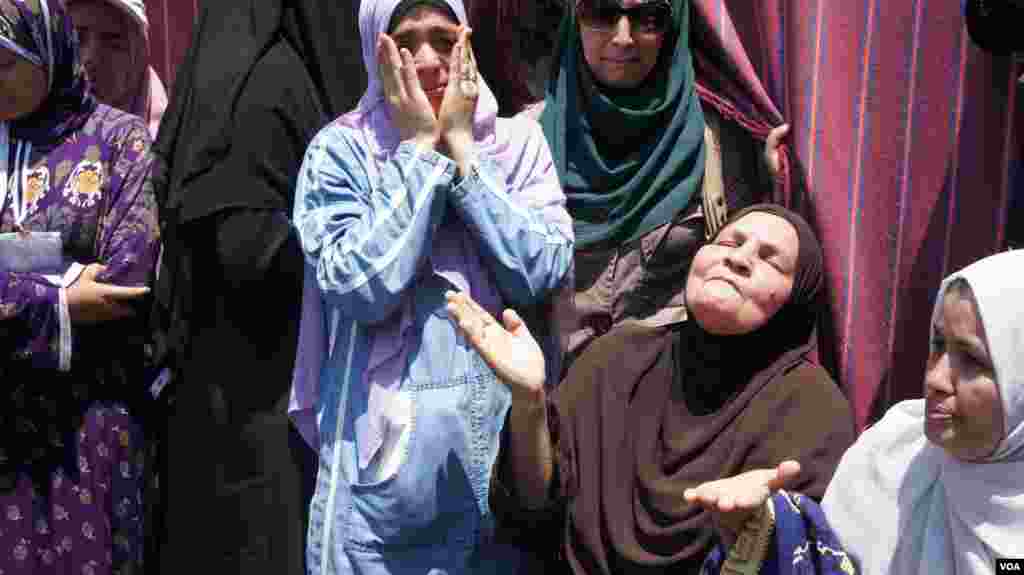 A woman mourns outside the pro-Morsi encampment in Cairo, July 27, 2013, (Elizabeth Arrott/VOA).