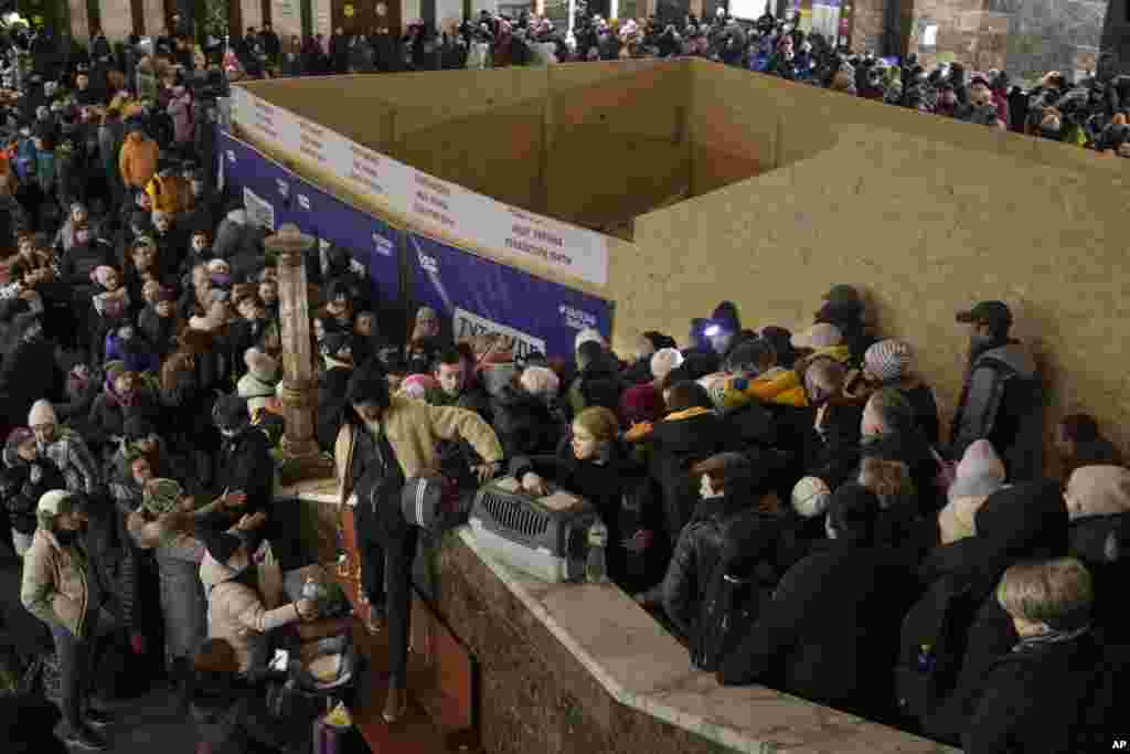 Poyezd bekatida Kiyevni tark etishga urinayotgan odamlar