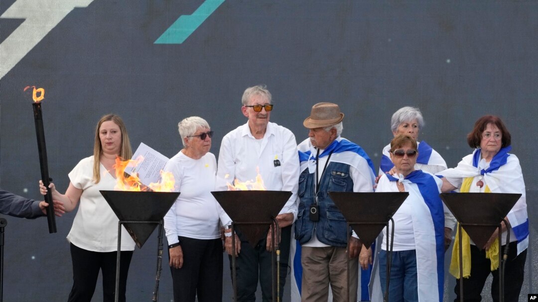 Sobrevivientes del Holocausto asisten a una ceremonia en el antiguo campo de exterminio nazi de Auschwitz-Birkenau durante el evento anual de conmemoración del Holocausto, en memoria de los seis millones de víctimas del Holocausto en Oswiecim, Polonia, el lunes 6 de mayo de 2024.