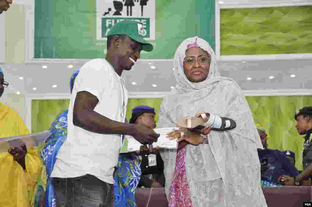 A'isha Buhari Ta Ba Matasa 500 Takardar Shaidar Kammala Koyon Sana'r Hannu A Kano
