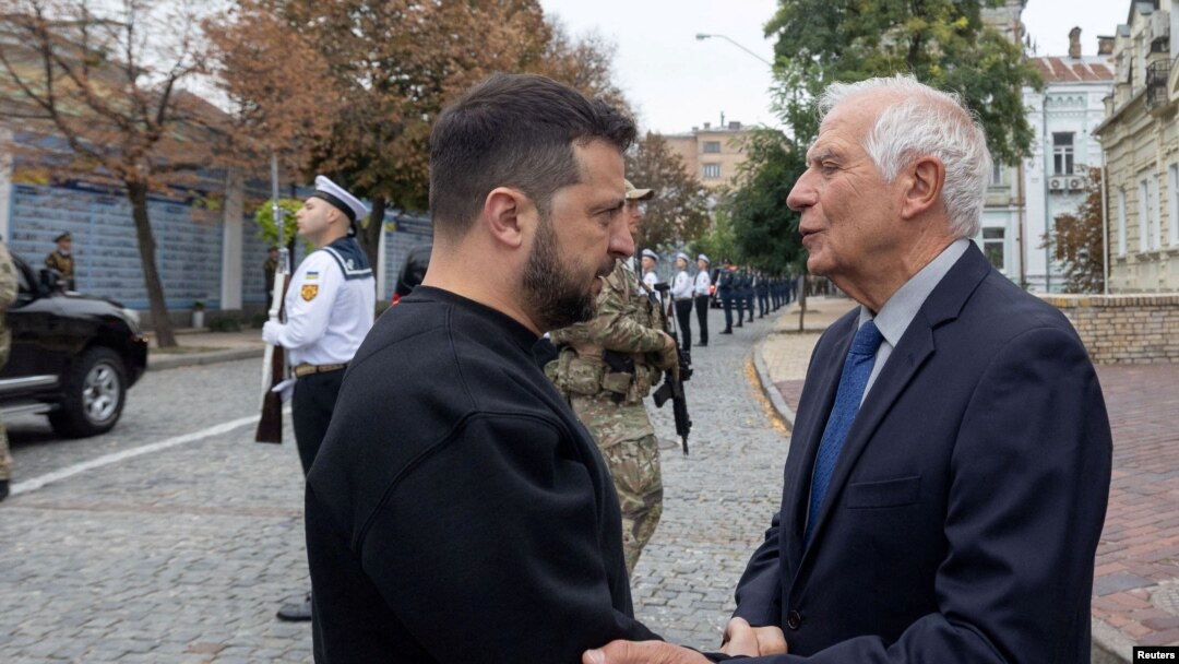 El presidente de Ucrania, Volodymyr Zelenskyy, habla con el jefe de política exterior de la Unión Europea, Josep Borrell, mientras visitan el Muro de la Memoria de los Defensores Caídos de Ucrania, el 1 de octubre de 2023.