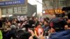 支持者向国际媒体展示浦志强无罪的大字标语。（美国之音叶兵拍摄）