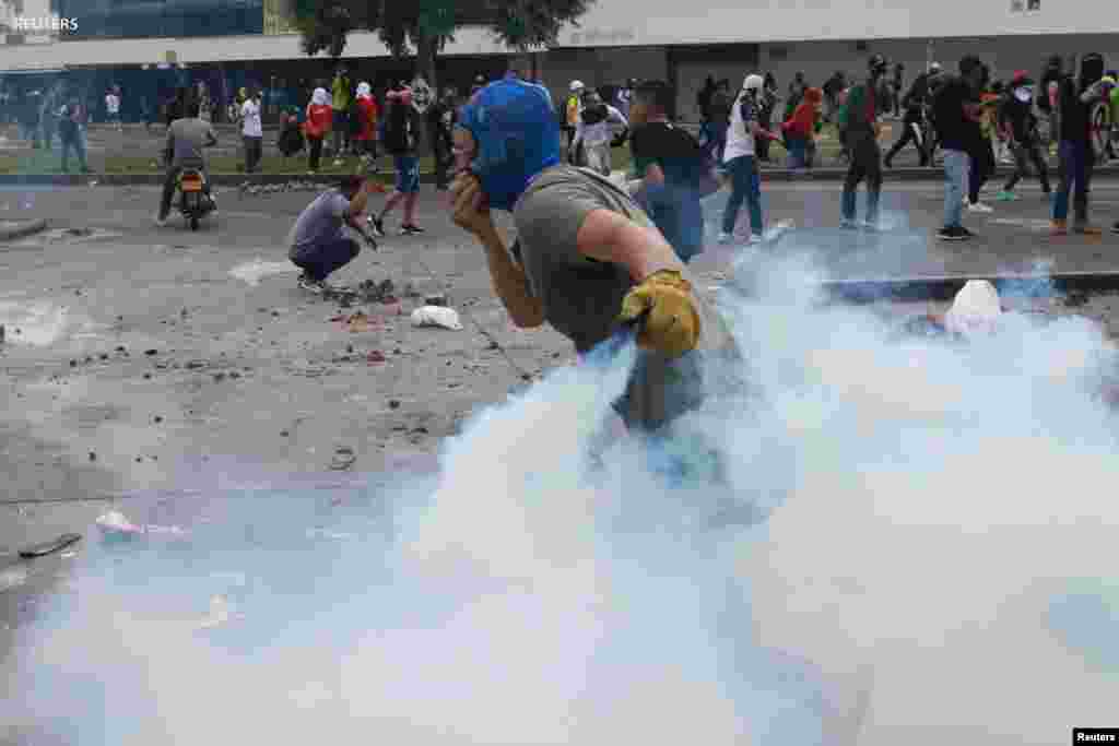 Durante siete días consecutivos, la ciudadanía ha continuado manifestándose, ahora con el agravante de fuertes enfrentamientos entre la fuerza pública y los manifestantes.