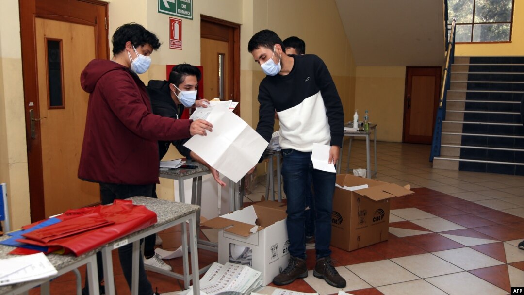 El conteo de votos se realizaba el 7 de febrero pasado en el Instituto Técnico Salesiano, en Cuenca, Ecuador. Ahora se necesita un recuento de 16 provincias para definir quién queda en segundo lugar.