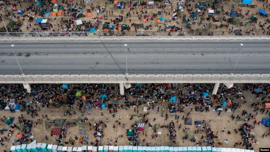 Miles de inmigrantes haitianos se apostaron ´bajo el puente internacional de Del Río, en la frontera mexicana con EE. UU. a mediados de septiembre.