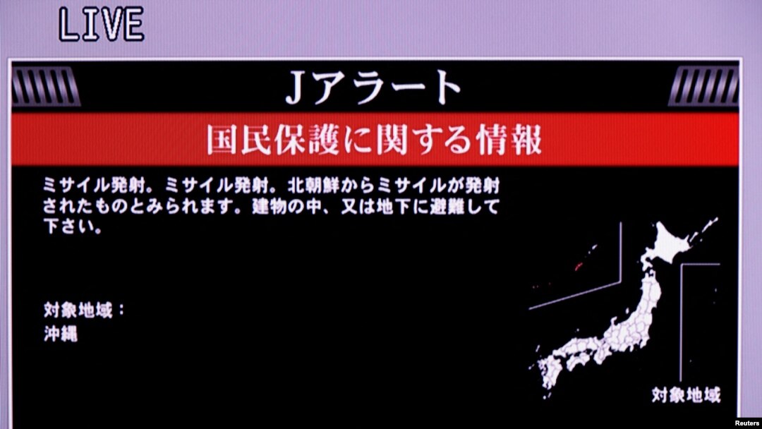 Aviso de emergencia difundido por las autoridades japonesas, visto a través de un televisor, tras el aparente lanzamiento de un cohete por parte de Corea del Norte, el 31 de mayo de 2023.