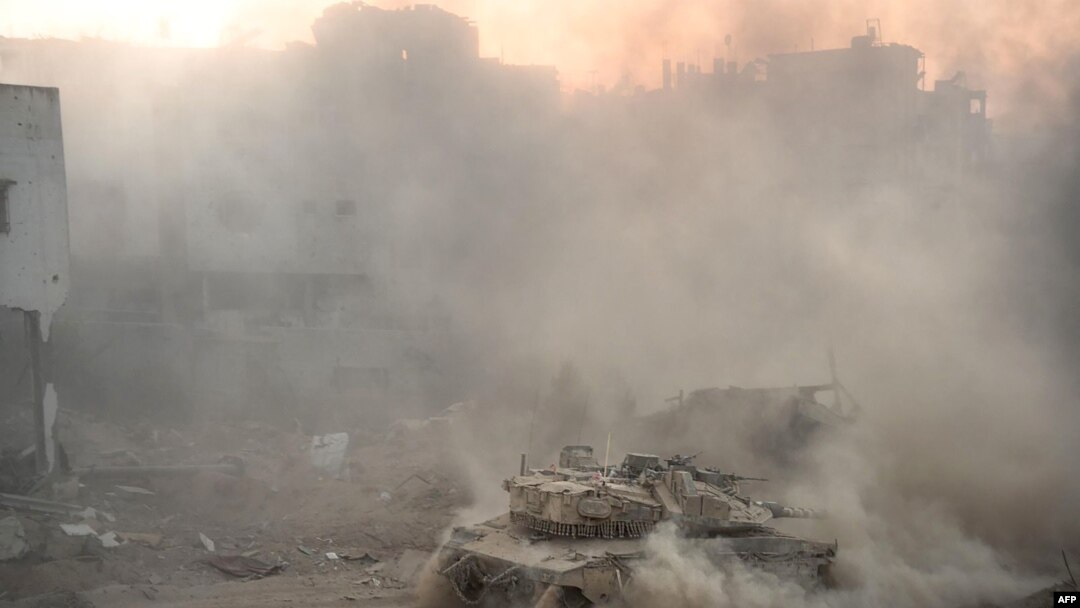 Esta fotografía publicada por el ejército israelí el 11 de julio de 2024 muestra un tanque de batalla del ejército israelí moviéndose durante las operaciones en la Franja de Gaza.