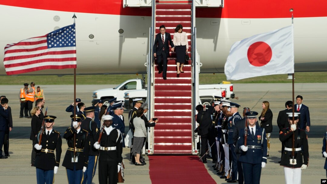 日本首相岸田文雄與夫人2024年4月8日抵達美國華盛頓郊外的安德魯斯空軍基地。 （美聯社）