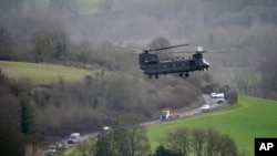 Un Chinook cerca de la llanura de Salisbury en Wiltshire, Reino Unido, donde las Fuerzas Armadas australianas están apoyando el entrenamiento de reclutas ucranianos liderado por el Reino Unido, el miércoles 1 de febrero de 2023. (Ben Birchall/Pool vía AP)
