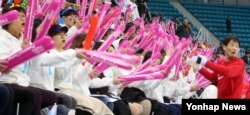 2일 강원 강릉하키센터에서 열린 '2017 국제아이스하키연맹(IIHF) 여자 세계선수권 디비전 II 그룹 A 대회' 북한-호주 경기 현장에서 '남북공동응원단'이 응원하고 있다.