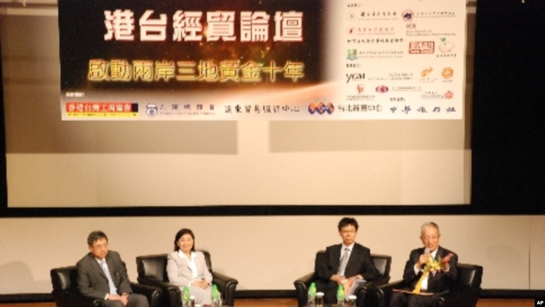 劉憶如(左二)與張冠華(右二)最近一同在香港出席經貿論壇