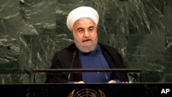 همزمان با سخنرانی آقای روحانی در مجمع عمومی ملل متحد، دهها نفر در بیرون به سخنرانی او معترض بودند
