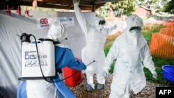 Ma'aikatan kiwon lafiya a lokacin da suke bitar yadda ake kula da masu fama da cutar Ebola a Uganda a shekarar 2018
