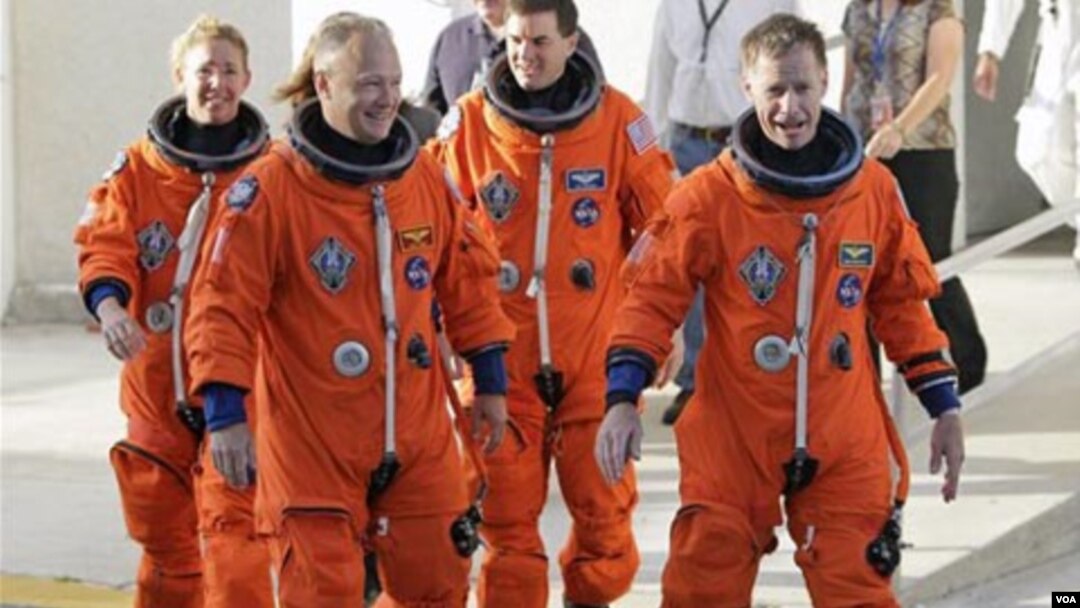 La era del transbordador espacial viene a su conclusión con la misión STS-135, cuando las ruedas de 'Atlantis' vienen a una parada por última vez.