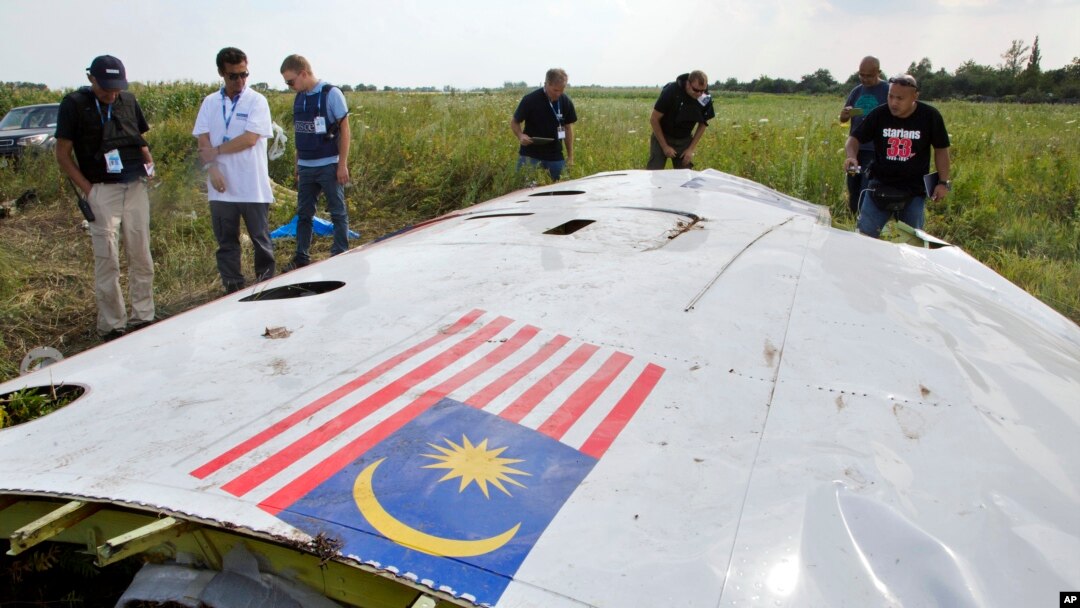 Sitio donde cayó el avión de Malaysian Airlines en Ucrania, el cual busca asegurarse.