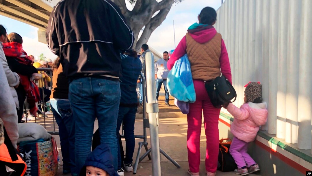 La cantidad de personas arrestadas o que dejaron de ingresar a los EE.UU. A lo largo de la frontera con México disminuyó por séptimo mes consecutivo en diciembre.