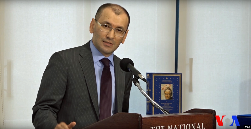 Vashingtondagi Milliy Press Klubda O'zbekistonda inson huquqlari va erkinlik xususida kechgan tadbir. O'zbekistonning AQShdagi elchisi Javlon Vahobov. 15-may, 2018-yil
