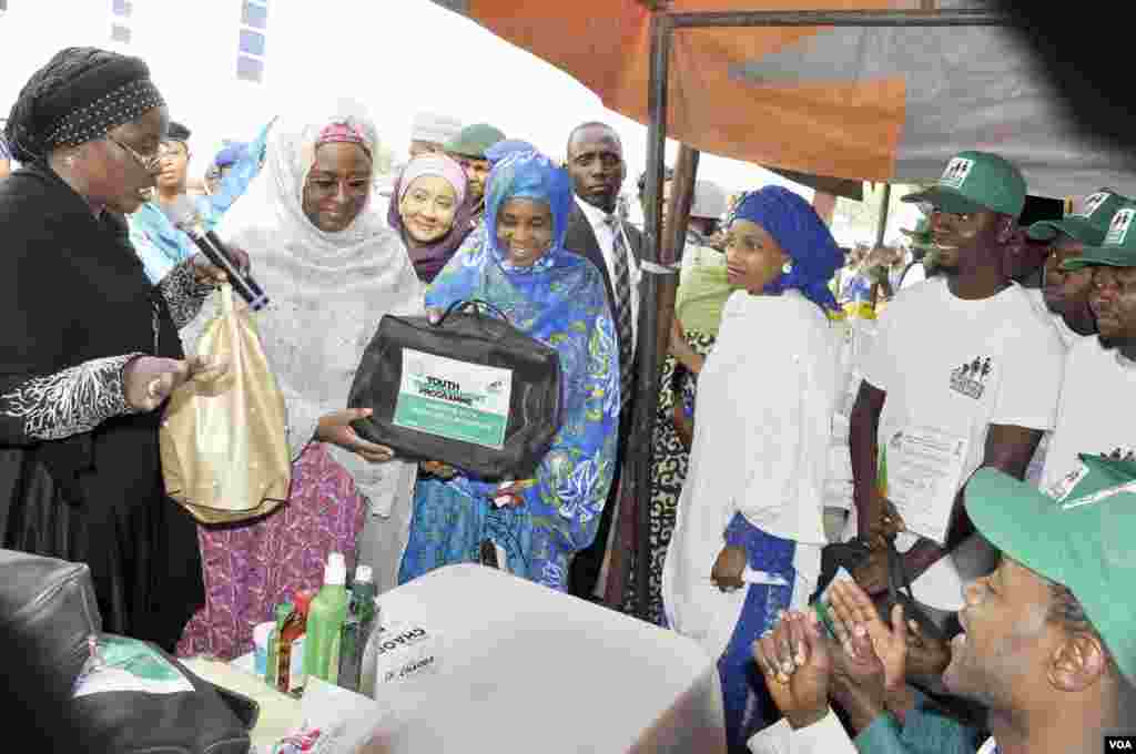A'isha Buhari Ta Ba Matasa 500 Takardar Shaidar Kammala Koyon Sana'r Hannu A Kano