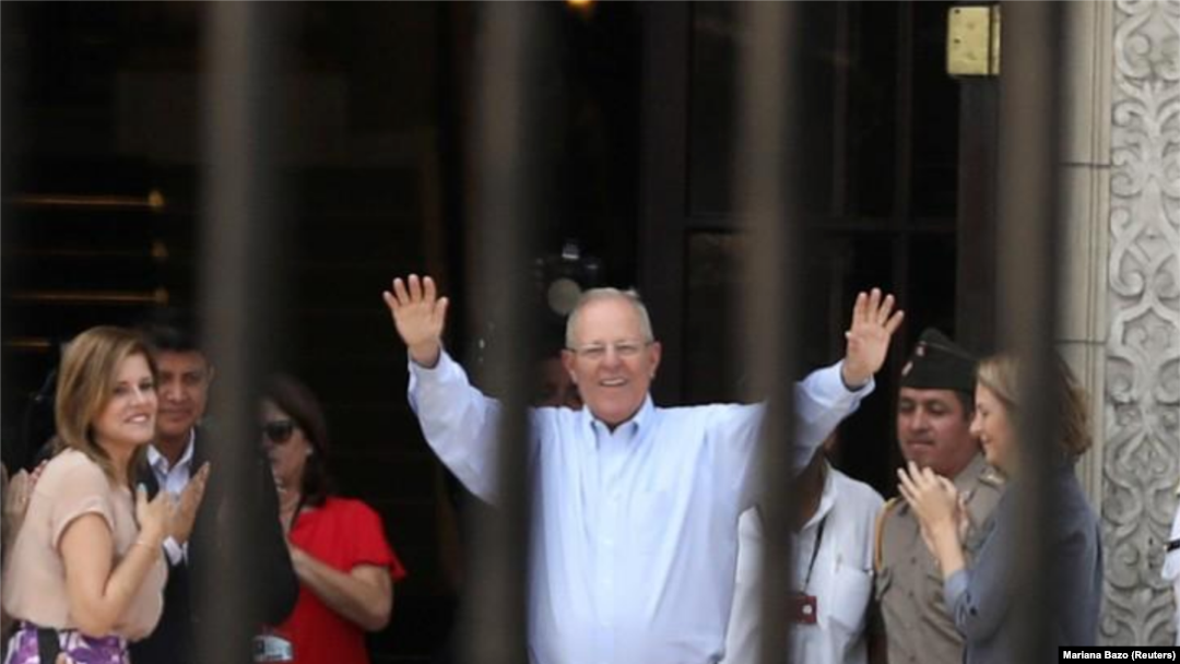 El expresidente de Perú Pedro Pablo Kuczynski saluda al personal oficial tras su renuncia, en el Palacio de Gobierno en Lima, el 22 de marzo del 2018. REUTERS/Mariana Bazo
