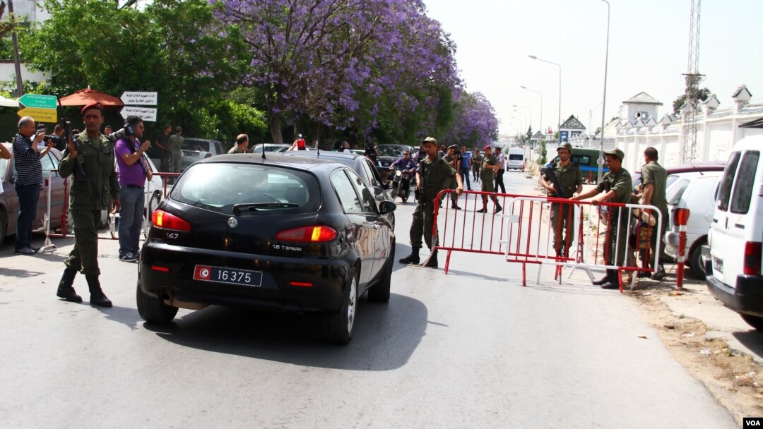 Security tightens outside a military barracks in Tunis after a soldier opened fire on his fellow troops, May 26, 2015. (M. Krit/VOA). 