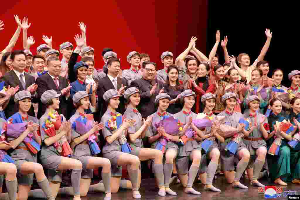 2018年4月16日，朝鲜领导人金正恩及其夫人李雪主和中共中央对外联络部部长宋涛在平壤观看中国芭蕾舞剧《红色娘子军》后同演员一起鼓掌。