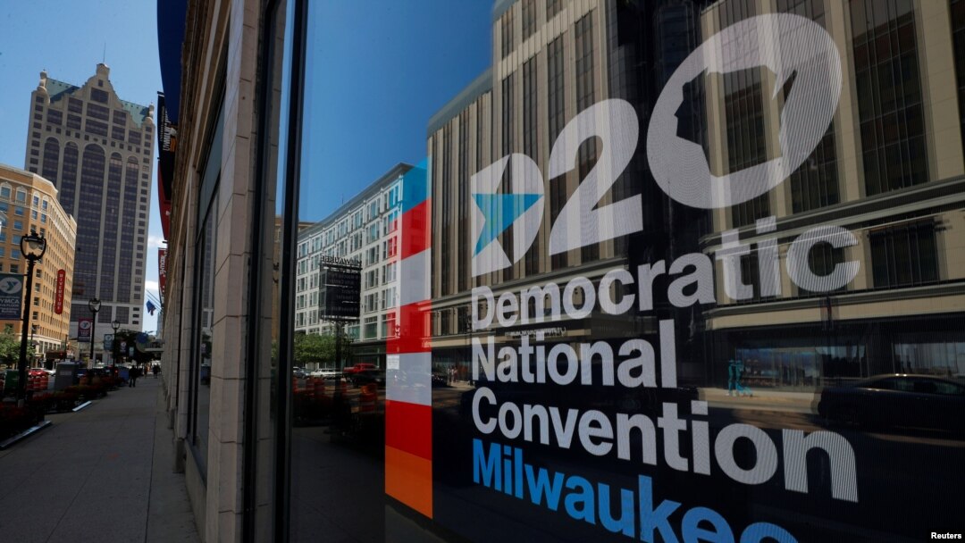 Una inmensa valla anuncia la Convención Nacional del Partido Demócrata en Milwaukee, Wisconsin, que comienza este lunes 17 de agosto de 2020.