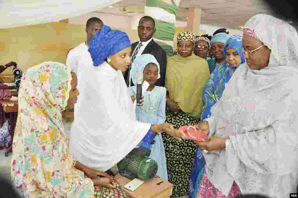 A'isha Buhari Ta Ba Matasa 500 Takardar Shaidar Kammala Koyon Sana'r Hannu A Kano
