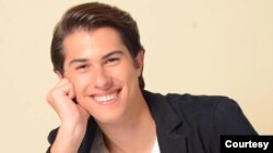 El cantante español Daniel del Valle combina su carrera musical con las causas humanitarias.