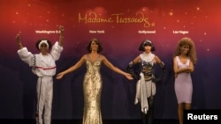 Whitney Houston en cuatro épocas de su trayectoria representadas en cera en Londres.