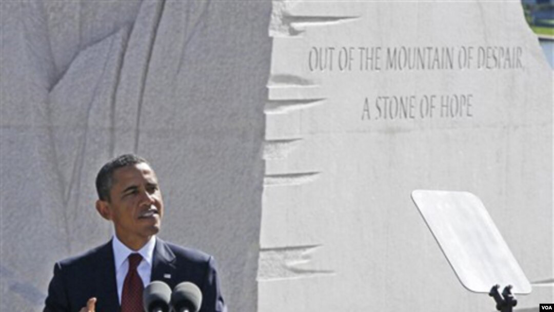 El presidente Obama ante el monumento a King, con el marco de la frase del líder de los derechos civiles: "extraer una roca de esperanza de la montaña de la disparidad".