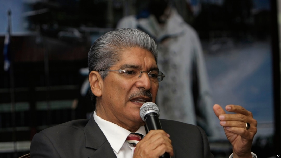 En la foto de archivo el político salvadoreño, Norman Quijano, cuando fungía como alcalde de la ciudad de San Salvador en El Salvador, 21 de febrero de 2012. 