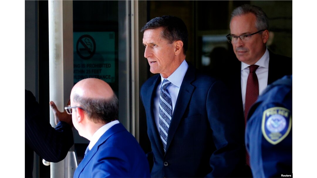 El exasesor de Seguridad Nacional Michael Flynn sale de la Corte de Distrito, en Washington D.C., donde se declaró culpable de mentir al FBI sobre sus contactos con el Embajador de Rusia en EE.UU. Dic. 1, 2017.