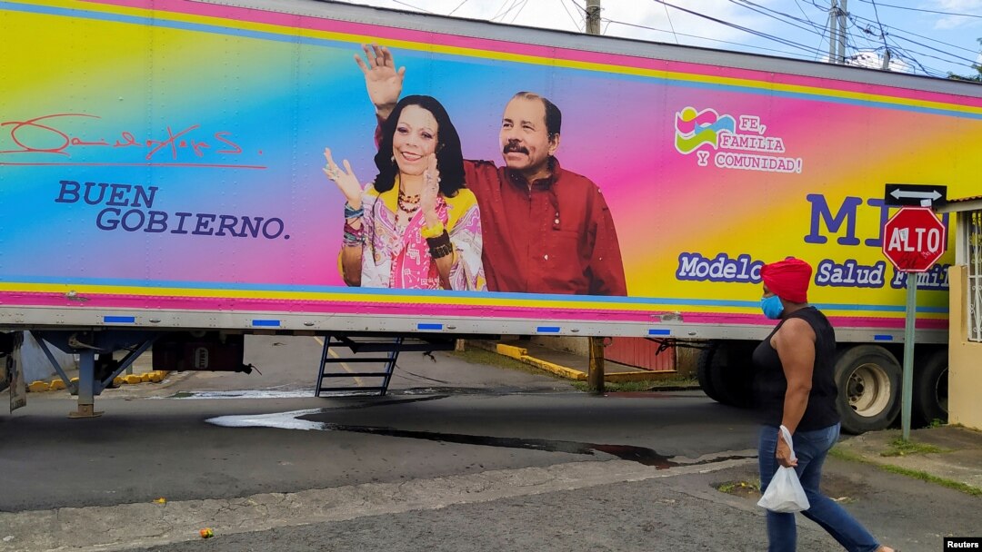 Una mujer camina frente a un cartel presidencial con la imagen del actual mandatario Daniel Ortega y la vicepresidenta Rosario Murillo en una foto tomada el 25 de septiembre de 2021. [Foto: Reuters]