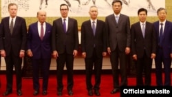 스티븐 므누신 미 재무장관(왼쪽에서 세 번째)이 이끄는 미국 경제 통상 대표단이 지난 3일 베이징에 도착해 류허 중국 국무원 부총리와 정부 관계자들과 만나고 있다. 