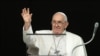 El papa Francisco encabeza el rezo semanal del Ángelus en la Plaza de San Pedro en El Vaticano.